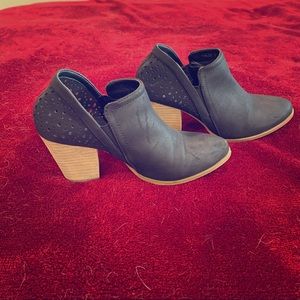 Super cute black booties